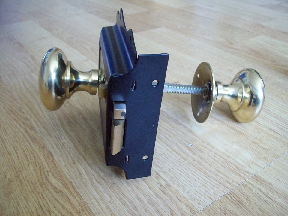 OLD VICTORIAN STYLE SOLID BRASS BLACK DOOR RIM LOCK KNOB SET - Image 3 of 4