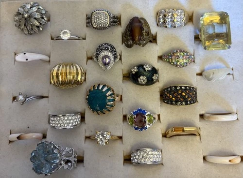 Vintage Costume Jewelry Lot 24 Rings Multicolor Glass Rhinestone Shell Pearl CZ