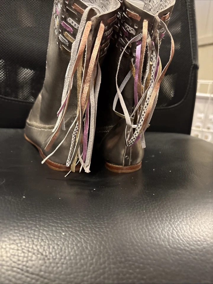 Vintage 80s Compulsion Leather Dress Gold Fringe Moccasins size 9 Brazil - Image 3 of 4