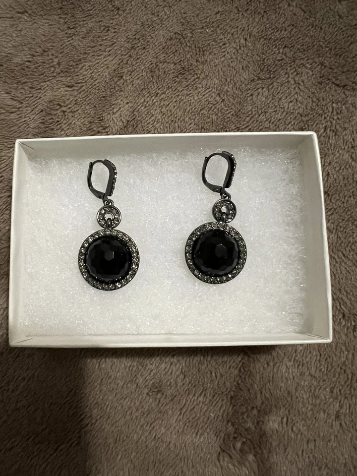 Brincos elegantes pretos Givenchy com cristais - Imagem 4 de 4