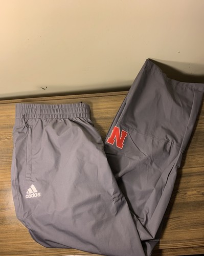 Pantaloni da pioggia Adidas NCAA Nebraska Cornhuskers grigio Husker da uomo taglia 4XL GE5979 - Foto 1 di 6