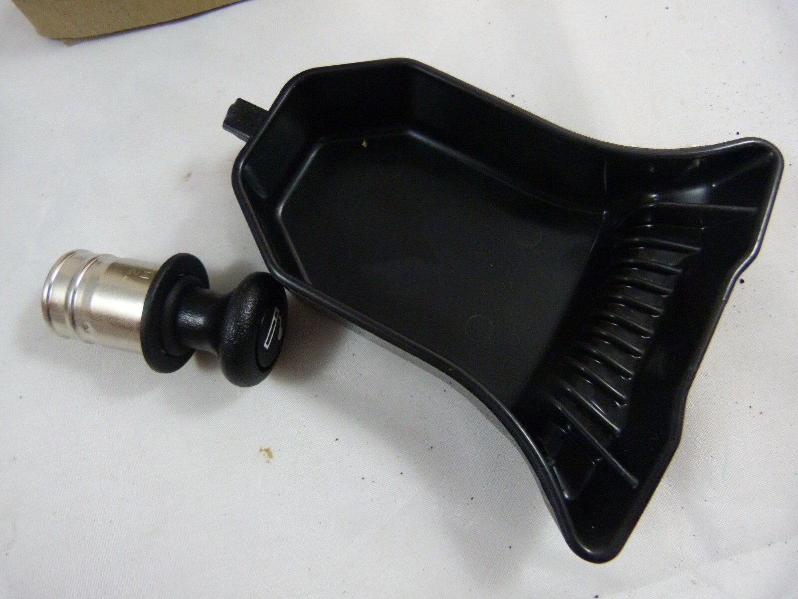 Auto Car Part 586221 Mopar Chrysler NOS Ashtray Kit Lighter ORS79WL5AA NEW