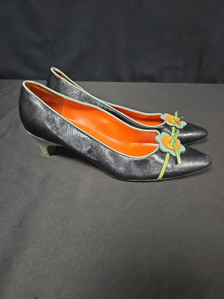 Madeline Black Leather Size 7.5 Designer Floral Shoes Heels Pumps - Image 3 of 4