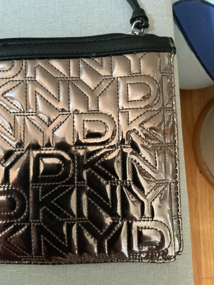 DKNY 2 bolsas acolchadas con logotipo cremallera maquillaje/tableta escolar. Plata 9 x 12, 6 x 9 Foto 2 de 4