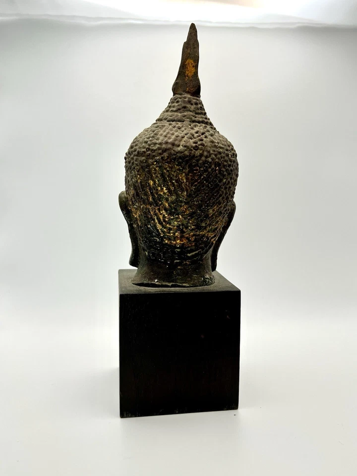 Escultura de cabeça de Buda do sudeste asiático bronze fundido dos anos 1950–60 em suporte de madeira - Imagem 3 de 4