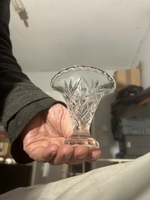 Kleine Vase aus geschliffenem Glas