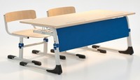 HöHenverstellbare Schulbank Mit Zwei StüHlen Und Blauem Frontpanel