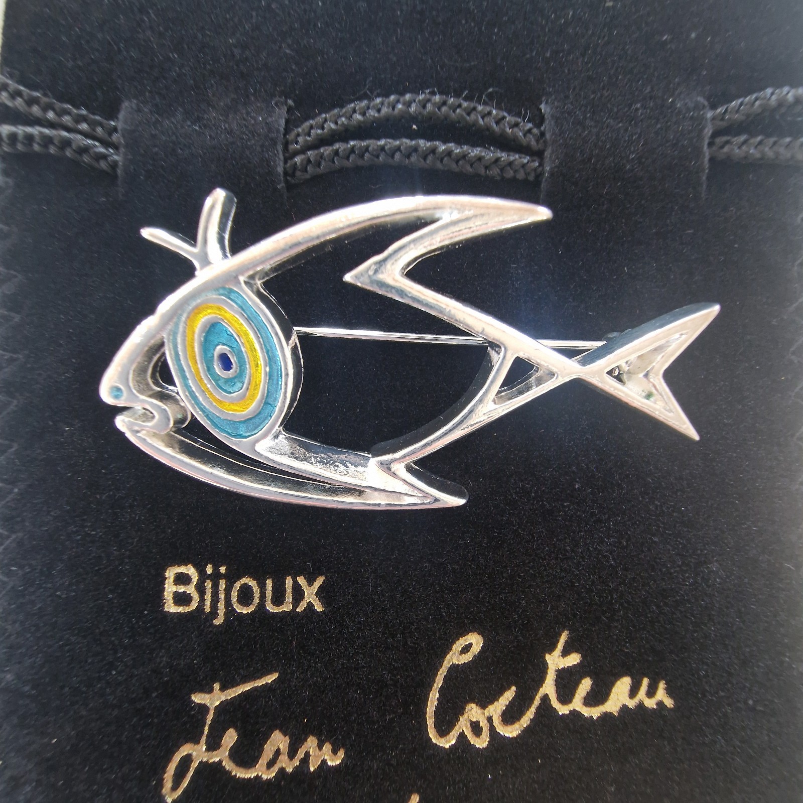 Broche Le Poisson Jean Cocteau argentée pour sublimer une veste de soirée