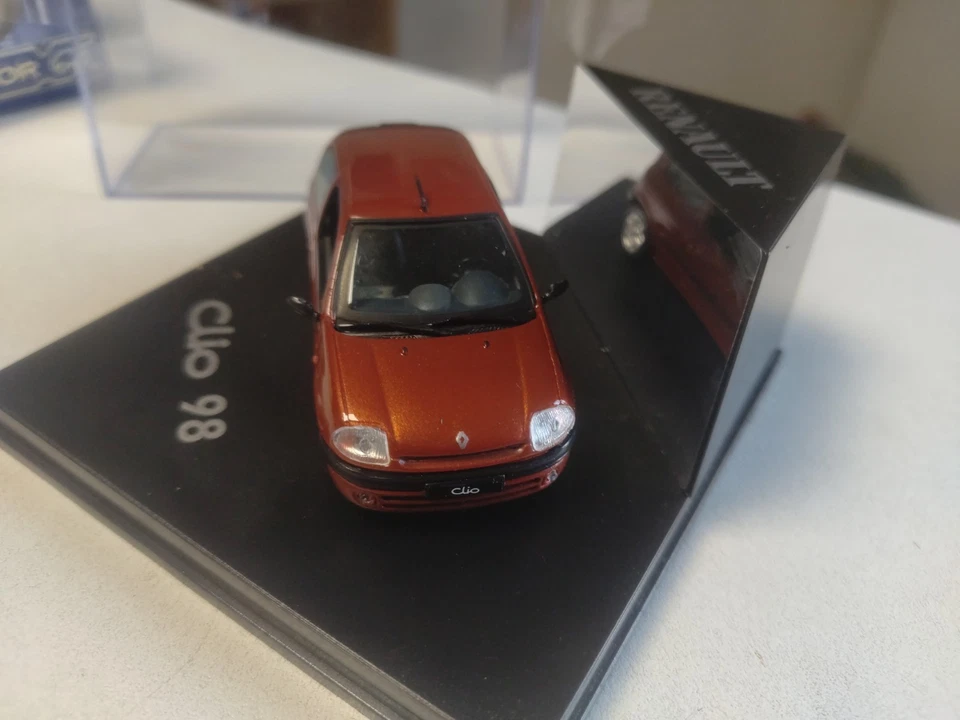 RENAULT CLIO 1998 UNIVERSAL HOBBIES  1/43 - Photo 3/4