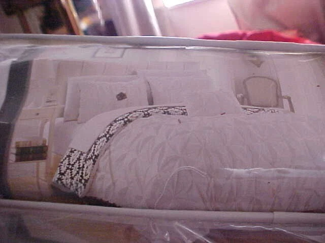 Chic Home Design ZISSEL 4 PIECE DUVET SET, KING SIZE, NEW IN POUCH GREAT GIFT - Image 3 of 4