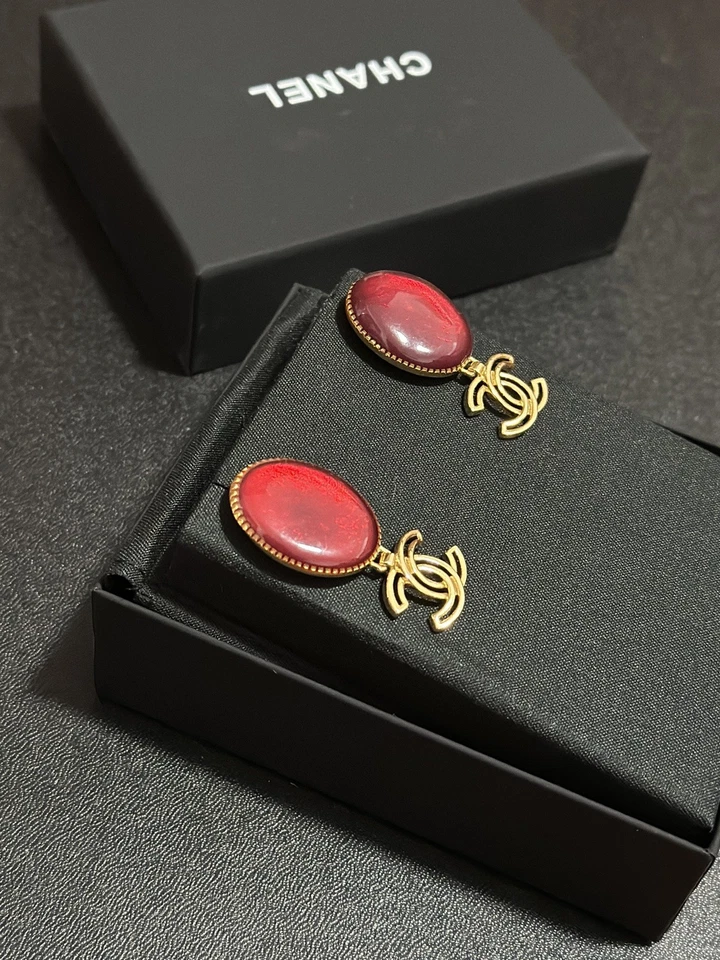 Pendientes colgantes Chanel de metal borgoña oro CC Foto 2 de 4