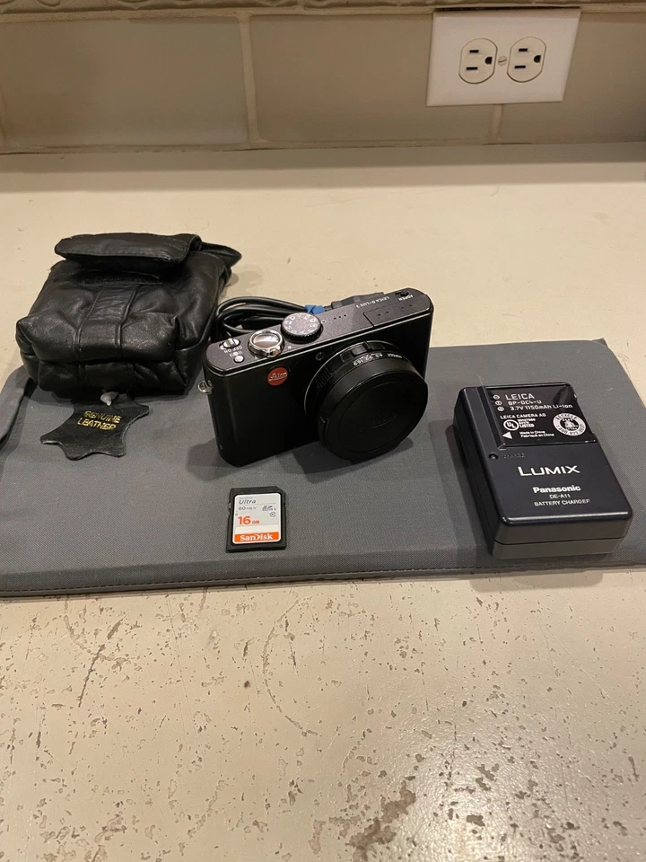 Leica D-LUX 3 10 MP Digital Camera -  4x wide zoom LEICA DC VARIO-ELMARIT Lens - Image 2 of 4