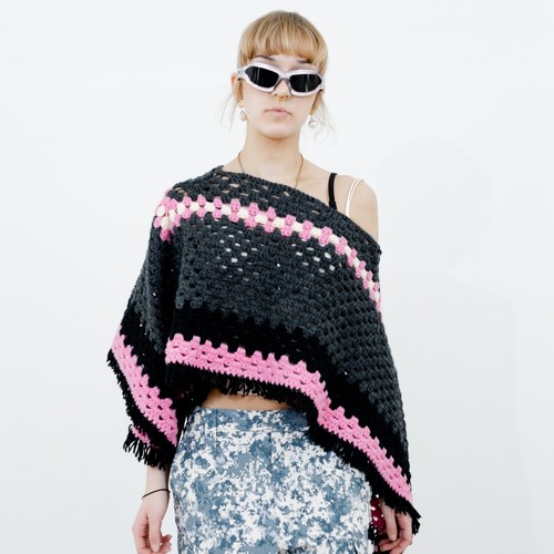 90's Vintage retro striped fringe crochet poncho in dark gray/pink/black - 第 1/6 張圖片