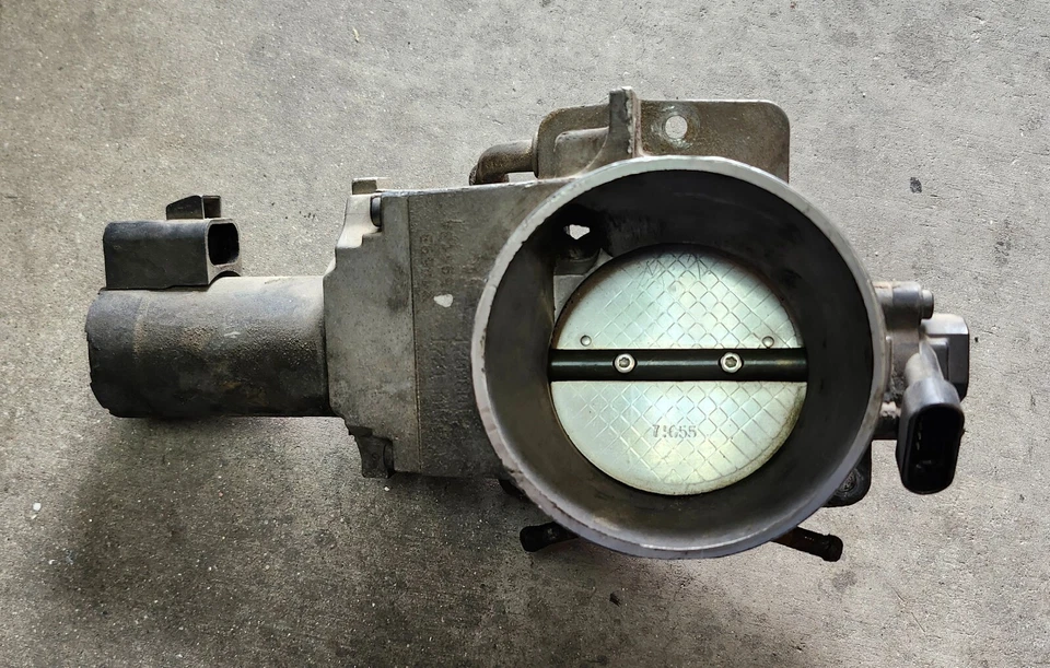 Cuerpo del acelerador DBW con espaciador Airaid 200-520 de Cadillac Escalade Tahoe 2002 Foto 2 de 4