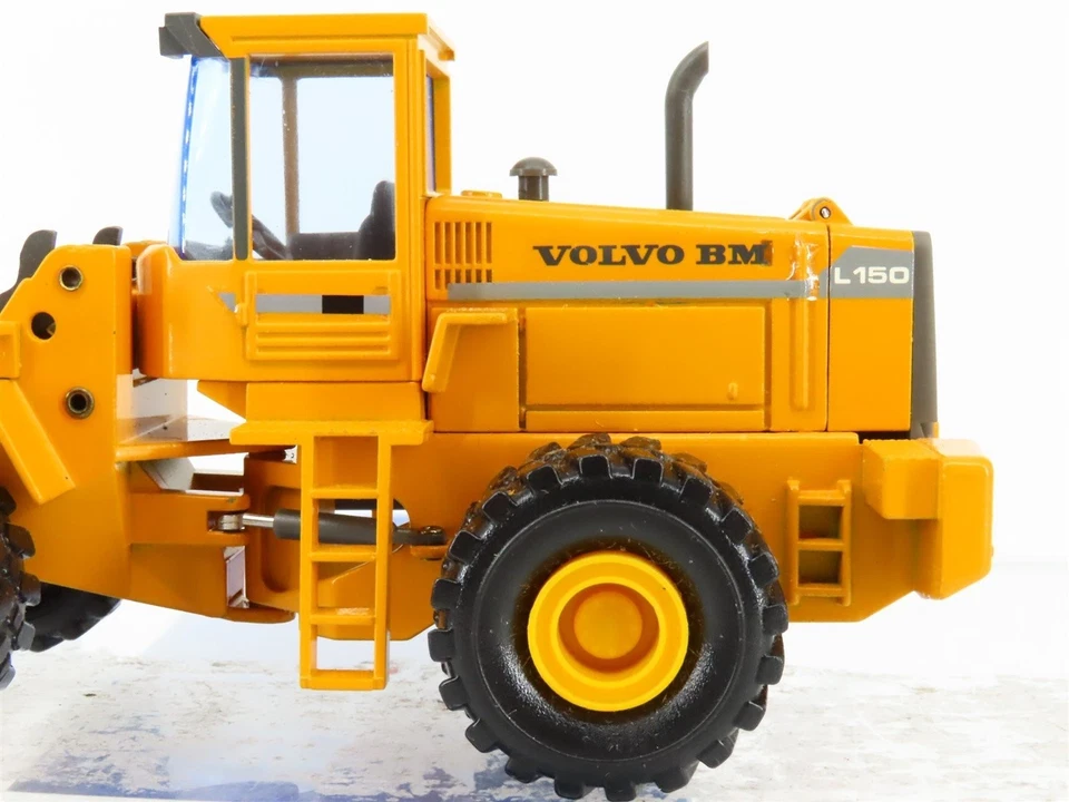 Volvo BM L150 Wheel Loader with High Tipping Bucket - NZG 1:50 Scale Model #359 - Image 3 of 4