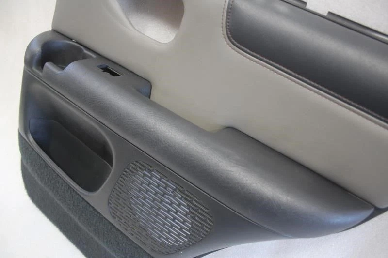 Chevrolet Blazer 1998 1999 2001 2002 puerta trasera derecha panel moldura grafito 122 Foto 2 de 4