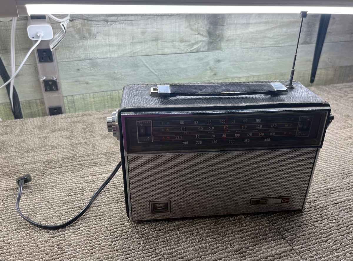 Vintage Aiwa AR-143 SolidState Multiwave Portable Radio 1960's