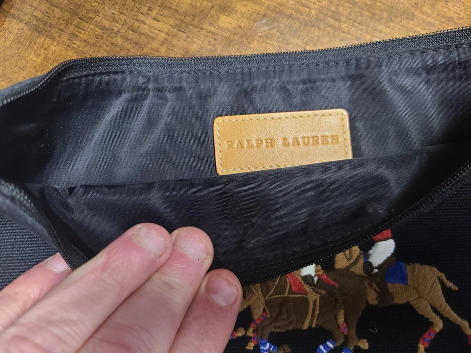 Cartera clutch ralph lauen negra con jugadores de polo bordados Foto 3 de 3