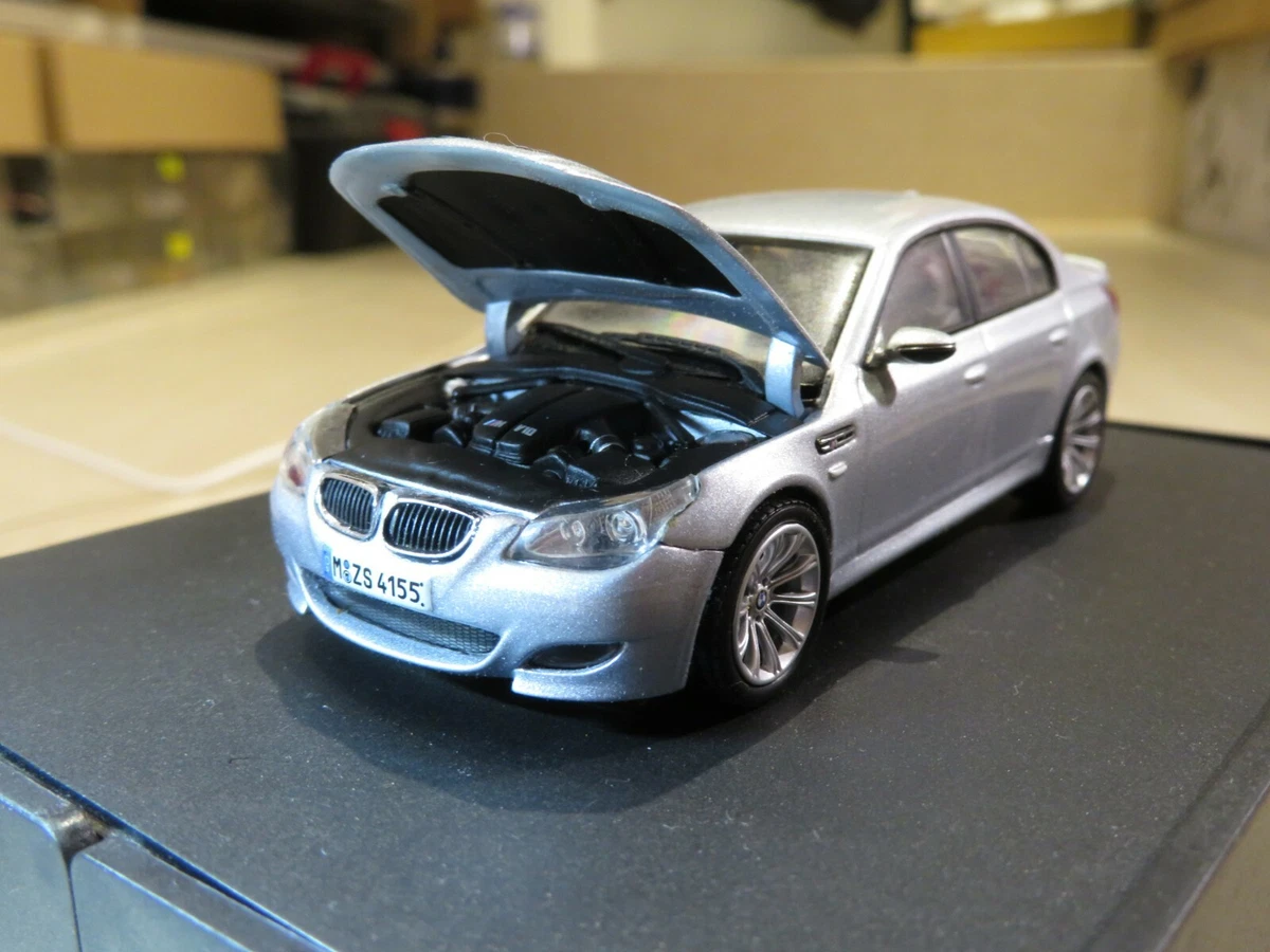 BMW M5 (e60) With engine 1:43 03503R KYOSHO diecast model car / scale model  En venta