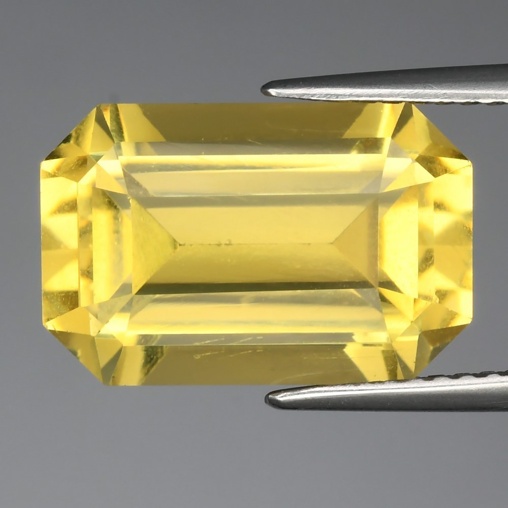Scapolite jaune de Tanzanie 6.37 Cts taille émeraude pour haute joaillerie