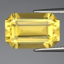 Scapolite jaune de tanzanie de 6.37Cts taille emeraude