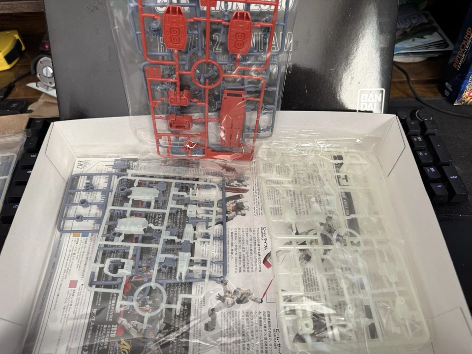 Gunpla 40th Anniversary Campaign 2020 RX-78-2 Gundam [Glow In Dark Ver] - Image 3 of 4