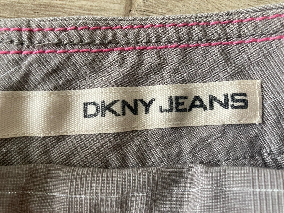 DKNY JEANS Gris Plata PANTALONES CORTOS PLISADOS A CUADROS ELEGANTES CON PUÑOS, Detalles Botón/Satén Foto 2 de 4