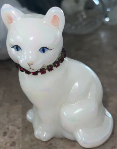 Vintage Fenton Cat Pearl Iridescent Hand Painted Signed W/ Red crystal necklace - Afbeelding 1 van 3