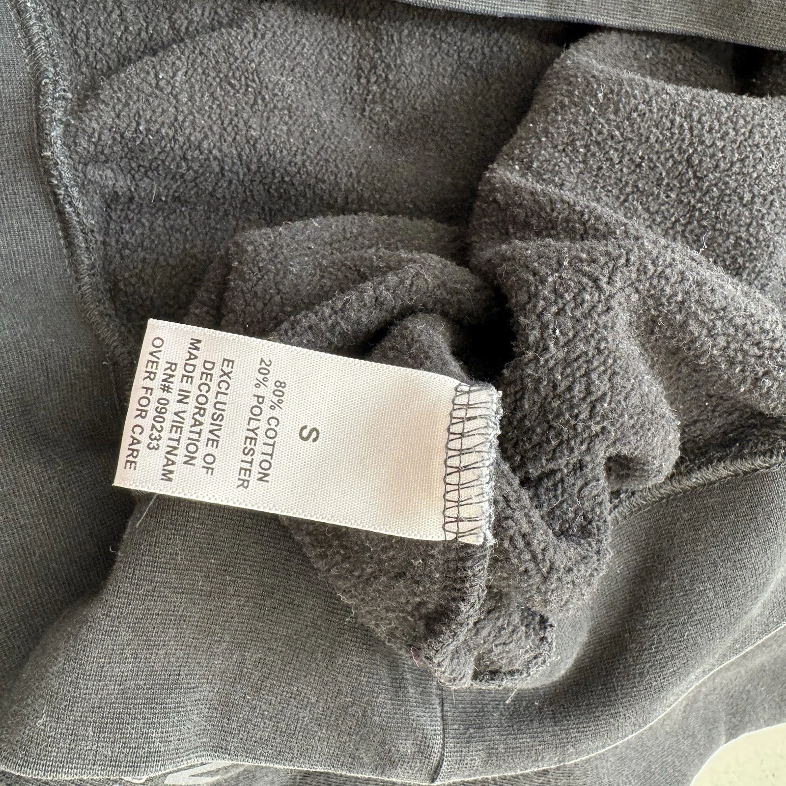 Felpa con cappuccio Fear of God Essentials nera con applicazioni taglia S