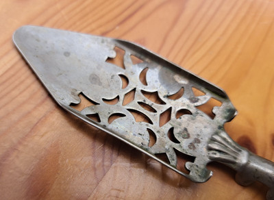 Antiker Absinth Löffel aus versilbertem Metall aktualisiertes Dekor 19. Jahrhundert