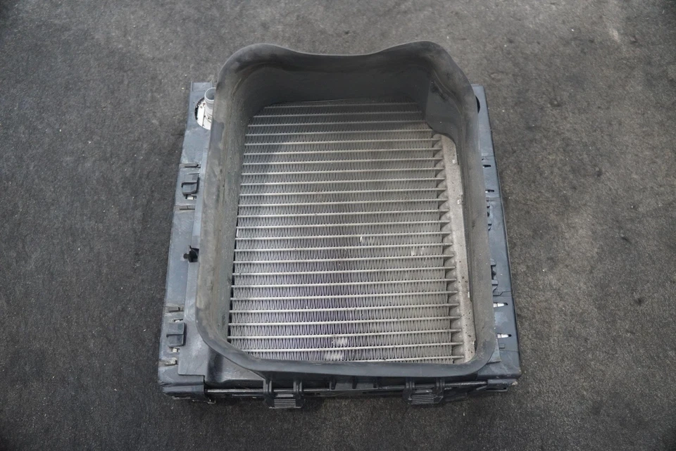 Front Right Remote Auxiliary Radiator Air Duct 0995003203 Mercedes S600 W222 - Image 2 of 4