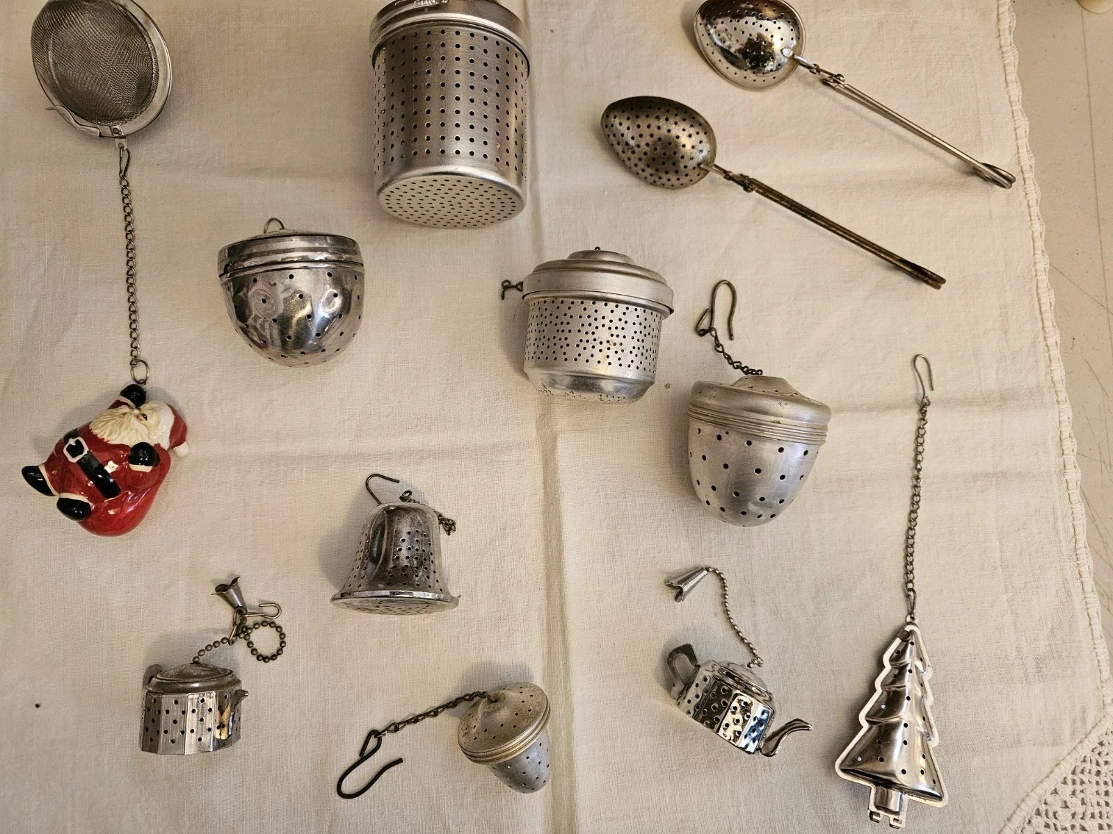 Vtg Lot Of 12 Assorted Tea Balls & Infusers Acorns Bell Teapots Christmas More
Opens in a new window