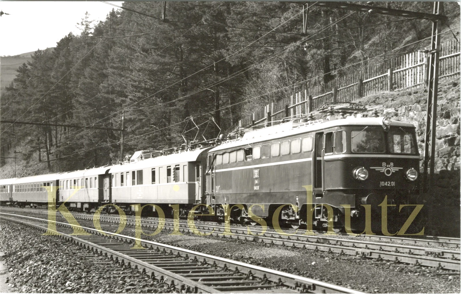 Foto - ÖBB 1042.01 mit Messwagen in Steinach am Brenner 1963 - Bild 1 von 1
