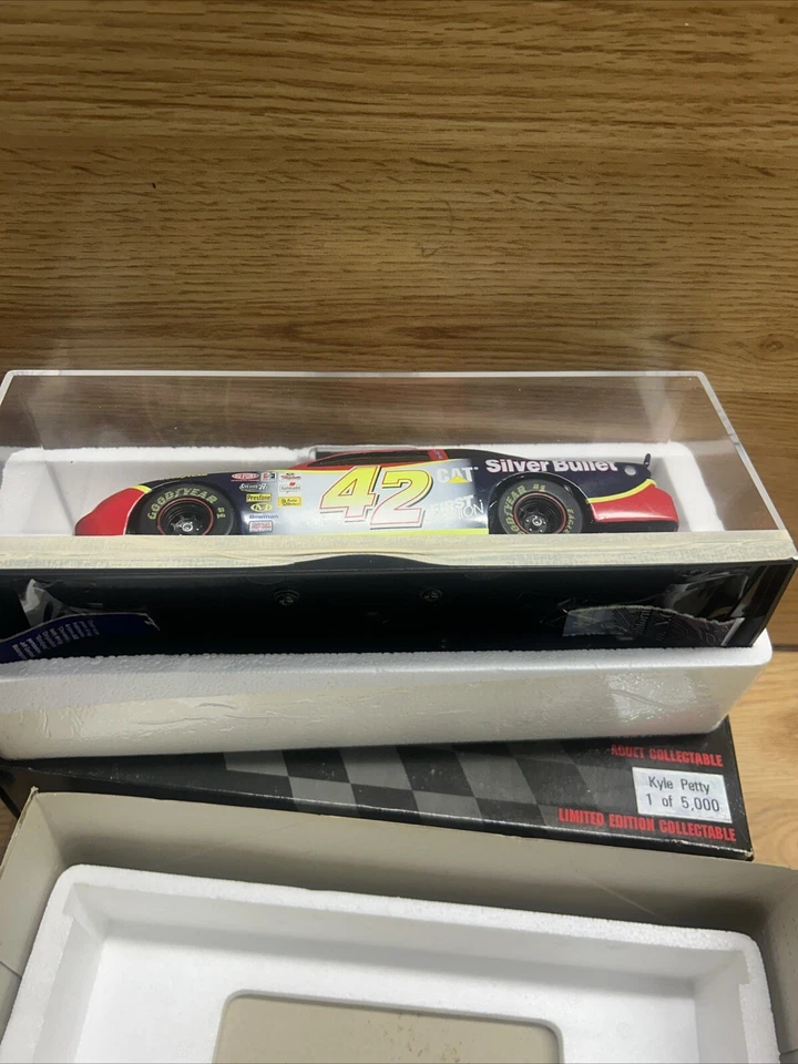 Banco Club Racing Collectables KYLE PETTY #42 Silver Bullet Coors Light 1:24 Foto 4 de 4