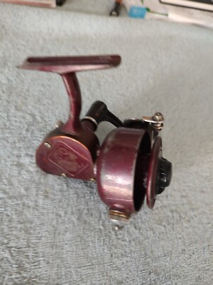 Vintage Shakespeare 2062 Spinning Fishing Reel MODEL USA red rare