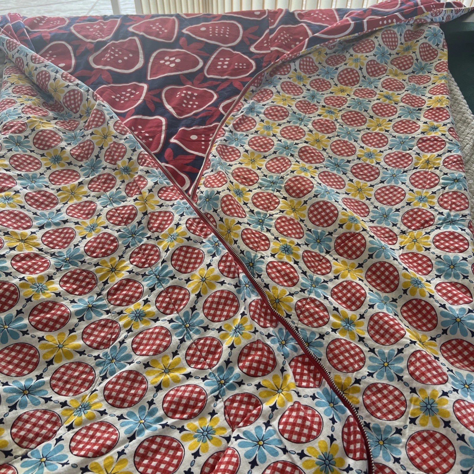 Vtg. Large Child’s Sleeping Bag Girls Reversible w/zipper Flowers & Strawberries