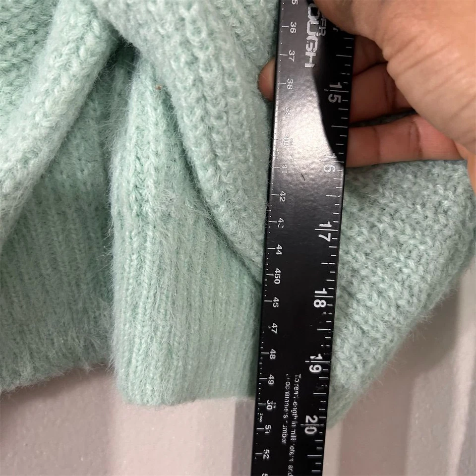 Suéter para mujer casi famoso con cuello en V S verde torcido frontal adornado con perlas Foto 3 de 4