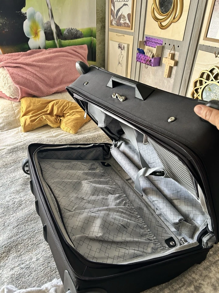 "Bolsa de ropa rodante Travelpro Crew 8 negra con ruedas de 22"" 407104001" Foto 3 de 4