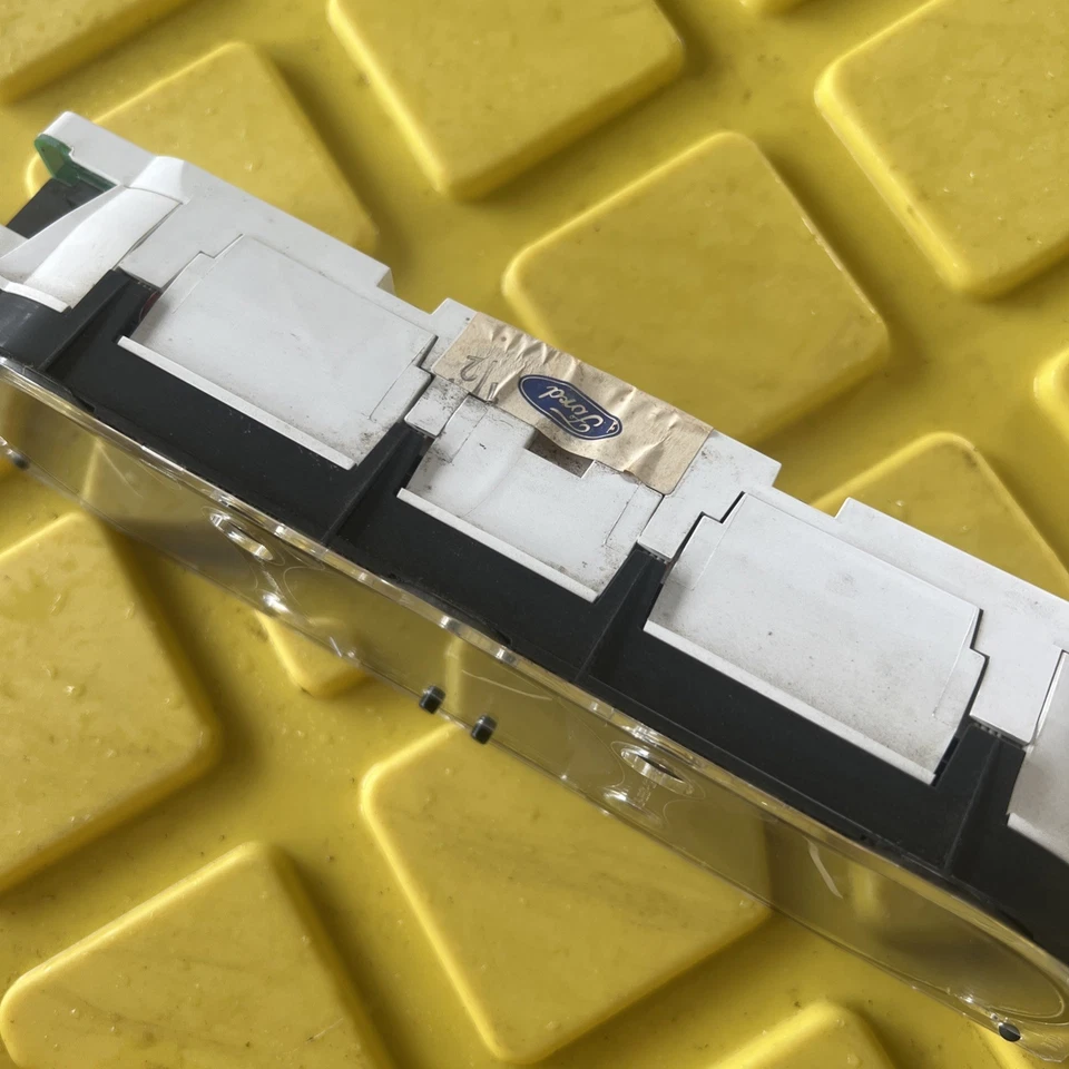 97-03 Jaguar Xk8 XKR X100 Medidores Aceite Reloj Voltios Tablero Foto 2 de 4