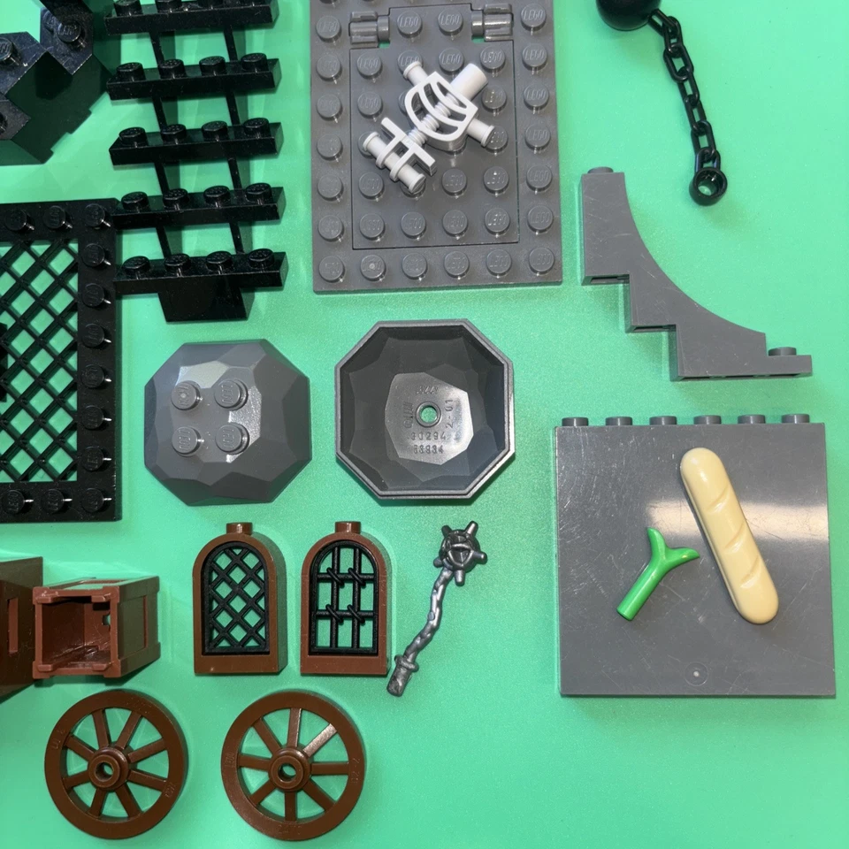 LEGO Castillo Piezas Lote Gris Negro Piezas Torreta Pared Ventana Banderas Armas Sin usar, en caja 2 Foto 3 de 4