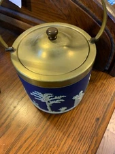 BEAUTIFUL VINTAGE WEDGWOOD BLUE AND WHITE ICE BUCKET WITH FREE SHIPPING