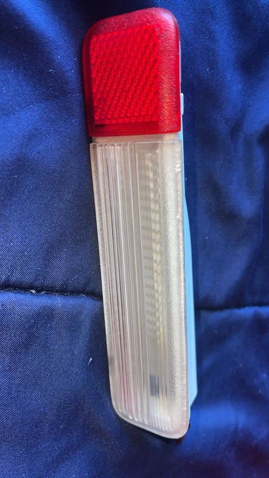 Chevrolet/ GMC Driver Side Door Courtesy Lamp Replacement 2003-2007 Classic - Image 3 of 3