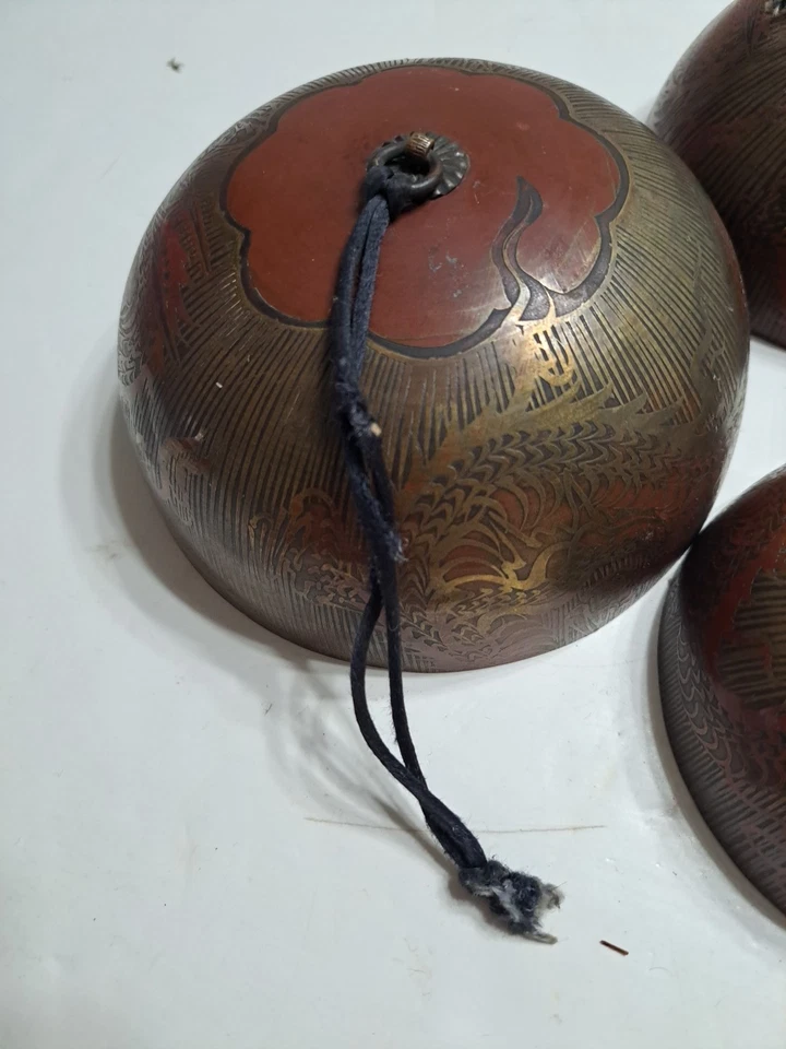 Campana de templo en cascada de cuatro niveles de latón chino del siglo XX con dragón... Foto 2 de 4