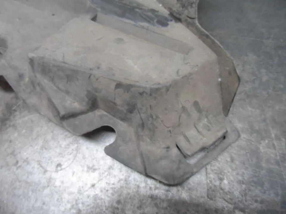 2014 Can-Am Outlander 500 destro para-lama interno 705004587 usado D-9 - Imagem 3 de 4