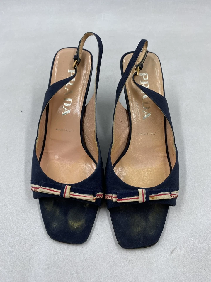 Tacones Prada azul marino con hebilla de satén con lazo con tira trasera W 6 Foto 2 de 4