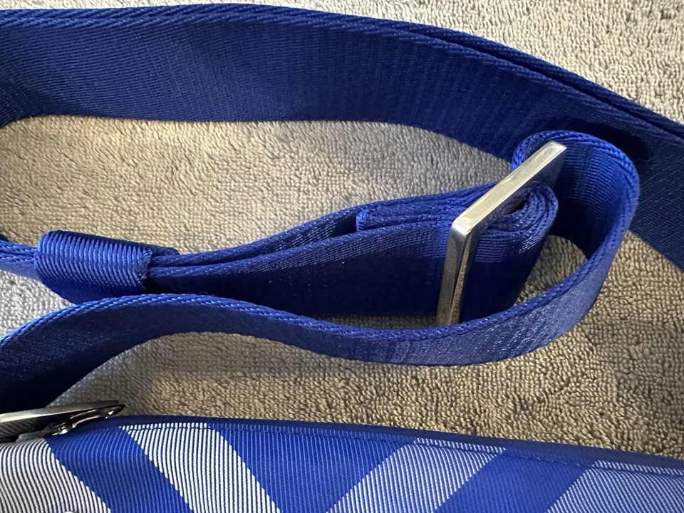 Bolso Bandolera Burberry Shield Knight Azul Cubierta Antipolvo - Nuevo Hermoso e Impecable Foto 3 de 4