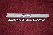 71-73 Datsun 240z Lower Fender Emblem Oem New 63805-e4601