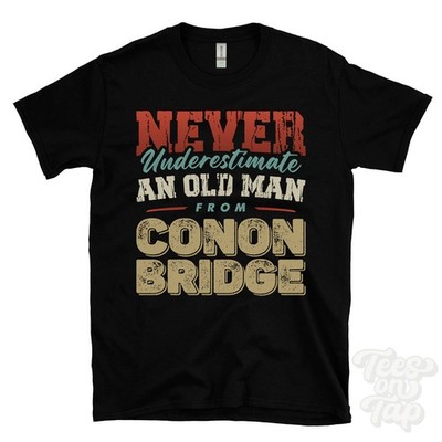 NIEMALS UNTERSCHÄTZE EINEN ALTEN MANN VON CONON BRIDGE T-SHIRT Weihnachtsgeschenk Highland