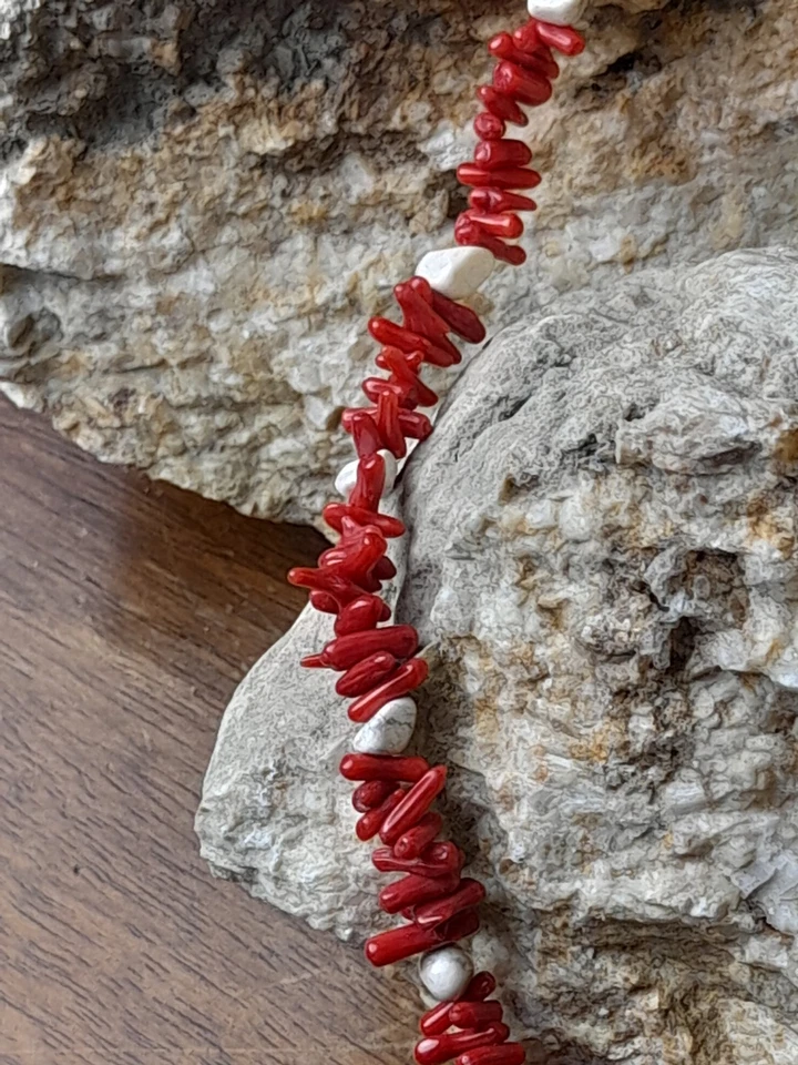 Girocollo donna con chips color corallo e inserti in pietra howlite - Immagine 3 di 4