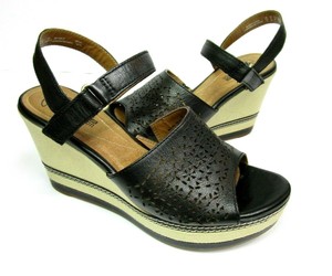 clarks wedges black